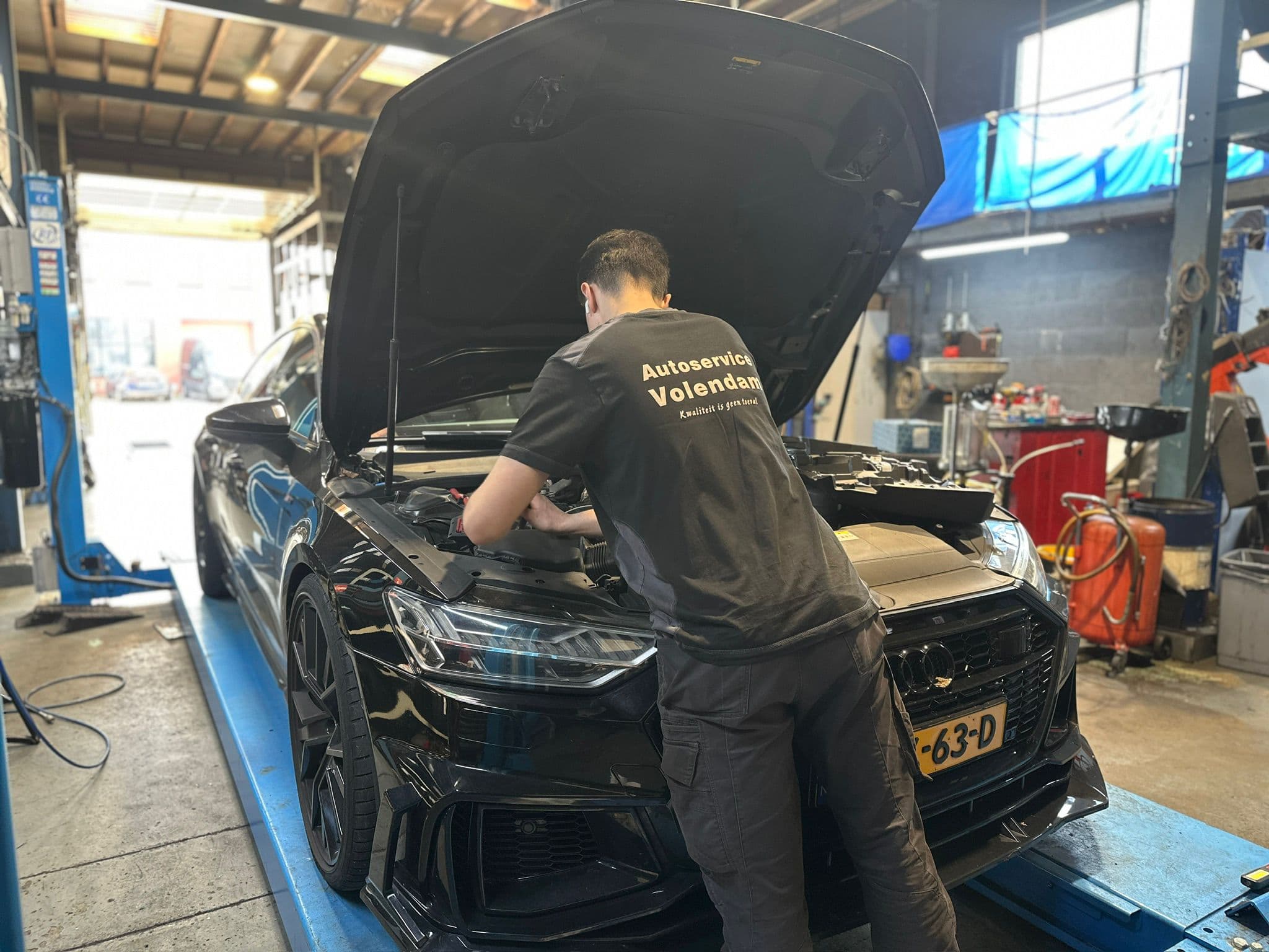Monteur aan het werk